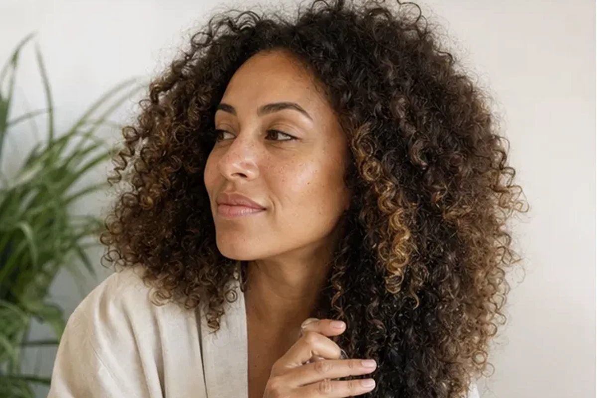 Authentische Beauty-Routine passend zum Thema Anti-Frizz-Pflege für trockenes Haar