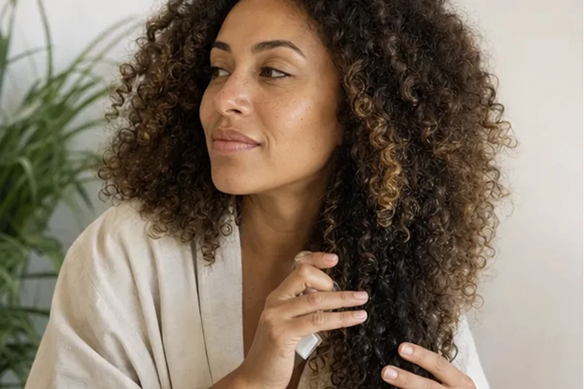 Authentischer Wohlfühlmoment passend zum Beauty-Thema Hitzeschutz für empfindliche Kopfhaut