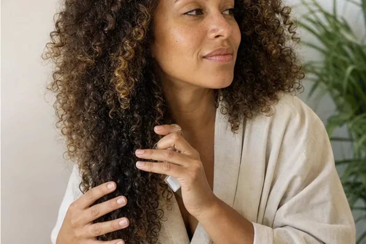 Redaktioneller Beauty-Moment zur Ausgangslage bei Haarbürste bei Haarbruch
