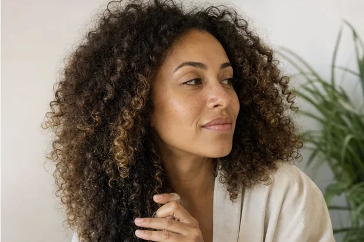 Hochwertige Beauty-Inszenierung zu Auswahlkriterien für Haartrockner bei fettigem Ansatz