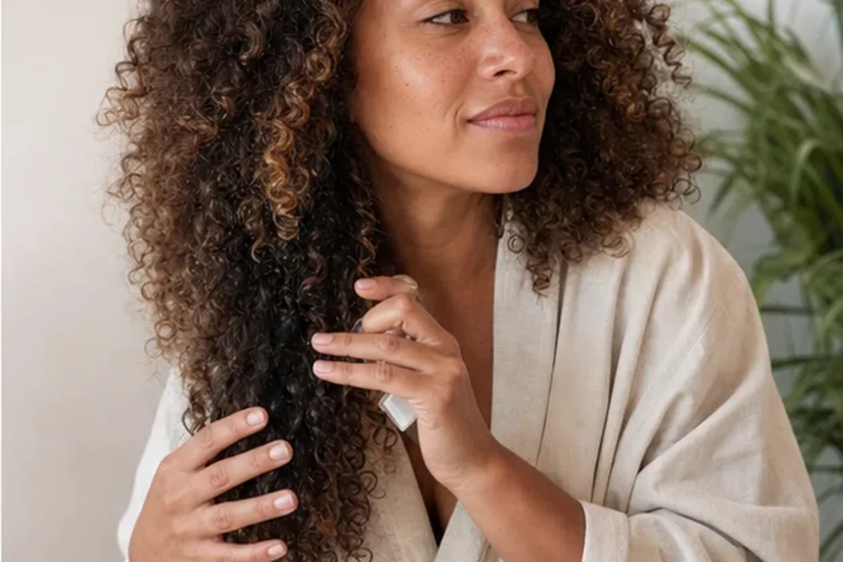 Hochwertige Beauty-Inszenierung zu Auswahlkriterien für Silbershampoo für empfindliche Kopfhaut