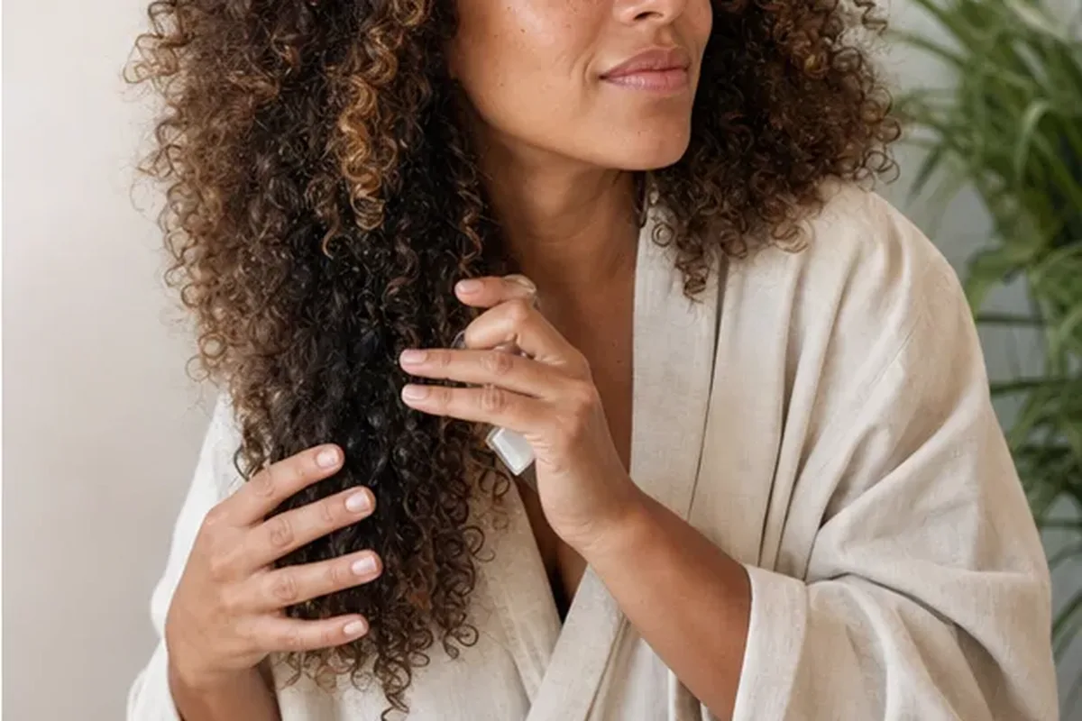 Authentische Beauty-Routine passend zum Thema Leave-in-Pflege für strapaziertes Haar