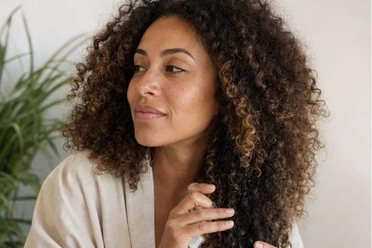 Redaktioneller Beauty-Moment zur Ausgangslage bei Leave-in-Pflege für trockenes Haar