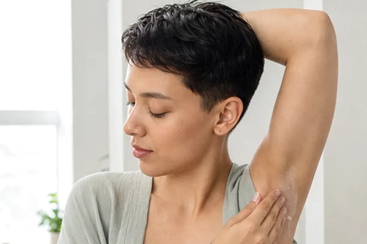 Emotionaler und authentischer Anwendungsmoment rund um Sugaring-Paste für feine Haare