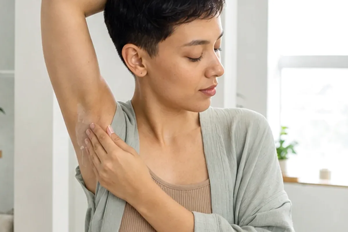 Authentische Beauty-Routine passend zum Thema Gesichtsrasierer bei eingewachsenen Haaren