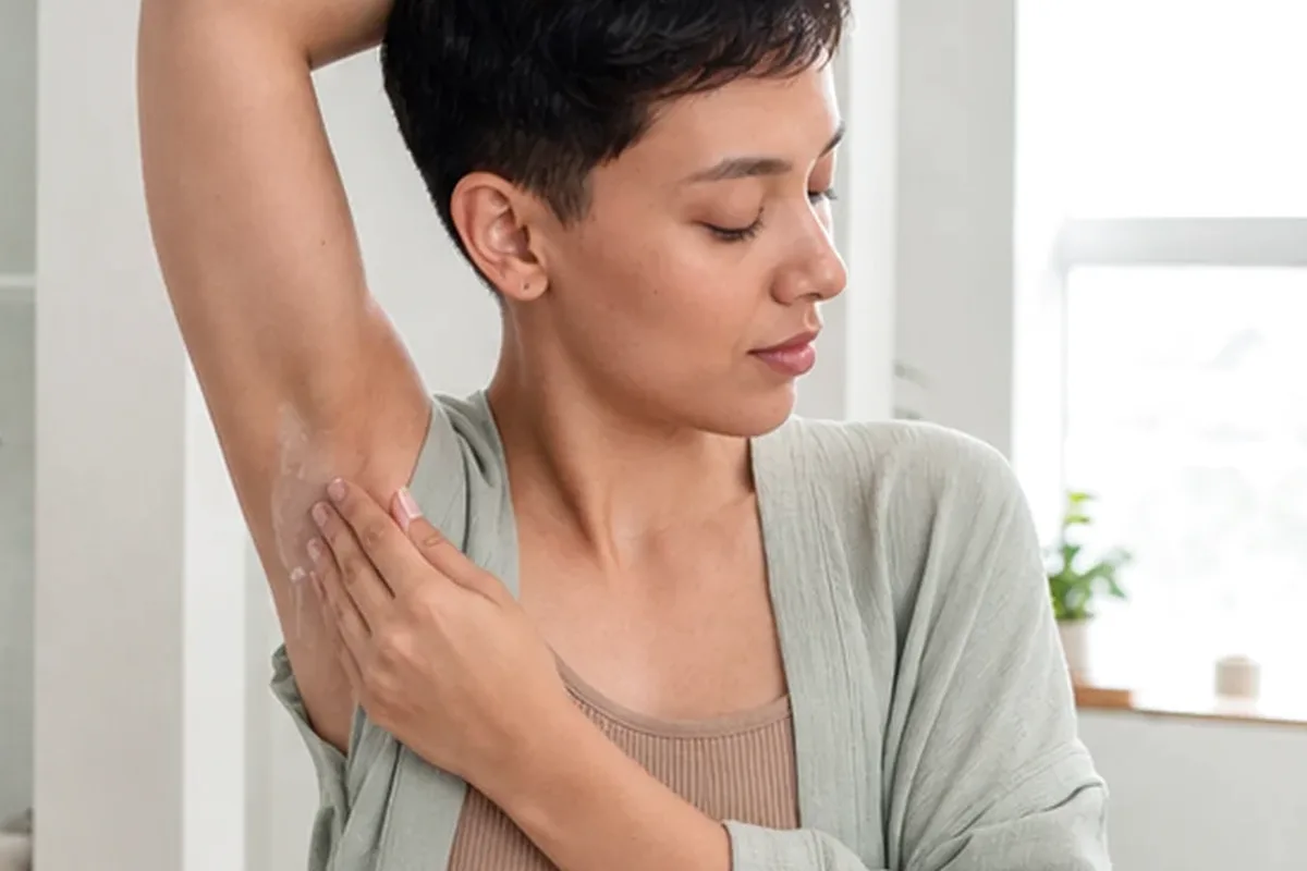 Authentischer Wohlfühlmoment passend zum Beauty-Thema Epilierer für dunkle Haare