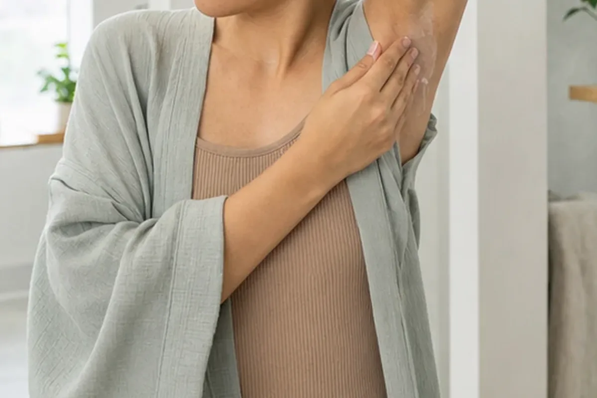 Authentische Beauty-Routine passend zum Thema Waxing-Set für die Bikinizone