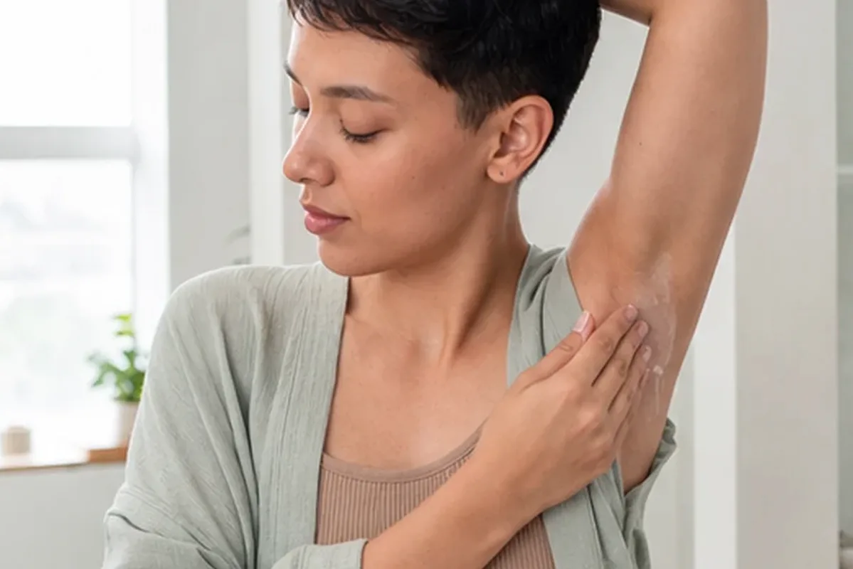 Authentischer Wohlfühlmoment passend zum Beauty-Thema After-Shave-Pflege bei eingewachsenen Haaren