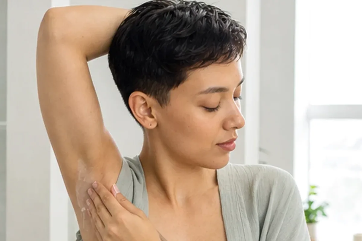 Authentischer Wohlfühlmoment passend zum Beauty-Thema Elektrorasierer für feine Haare
