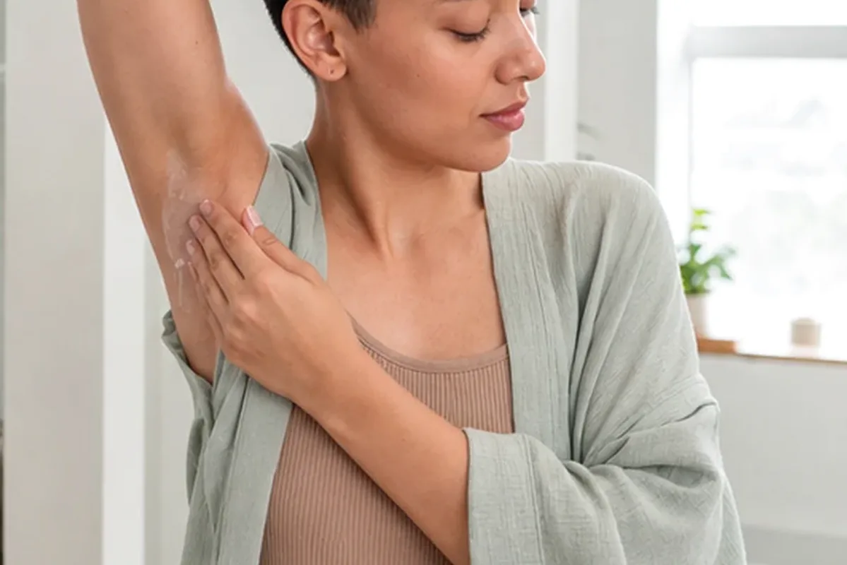 Authentischer Wohlfühlmoment passend zum Beauty-Thema Sugaring-Paste für eine schnelle Anwendung