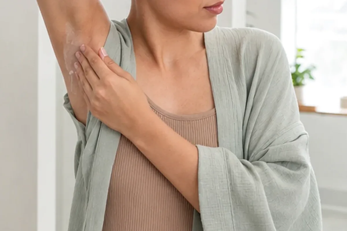 Emotionaler und authentischer Anwendungsmoment rund um Sugaring-Paste für eine schnelle Anwendung