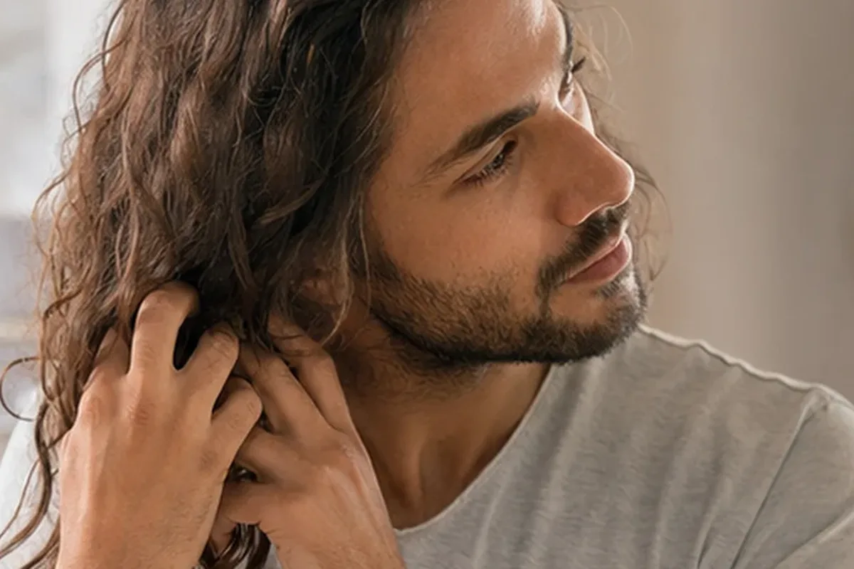 Authentische Beauty-Routine passend zum Thema Lockencreme für feines Haar