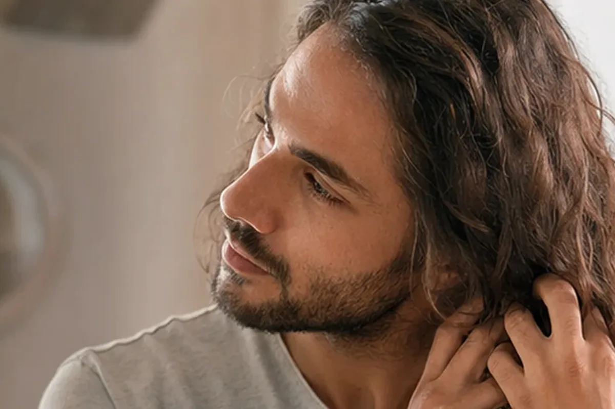 Authentische Beauty-Routine passend zum Thema Haarbürste für lockiges Haar