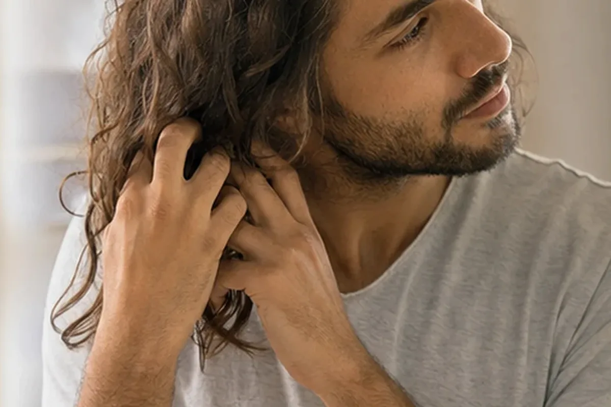 Authentischer Wohlfühlmoment passend zum Beauty-Thema Lockencreme für strapaziertes Haar