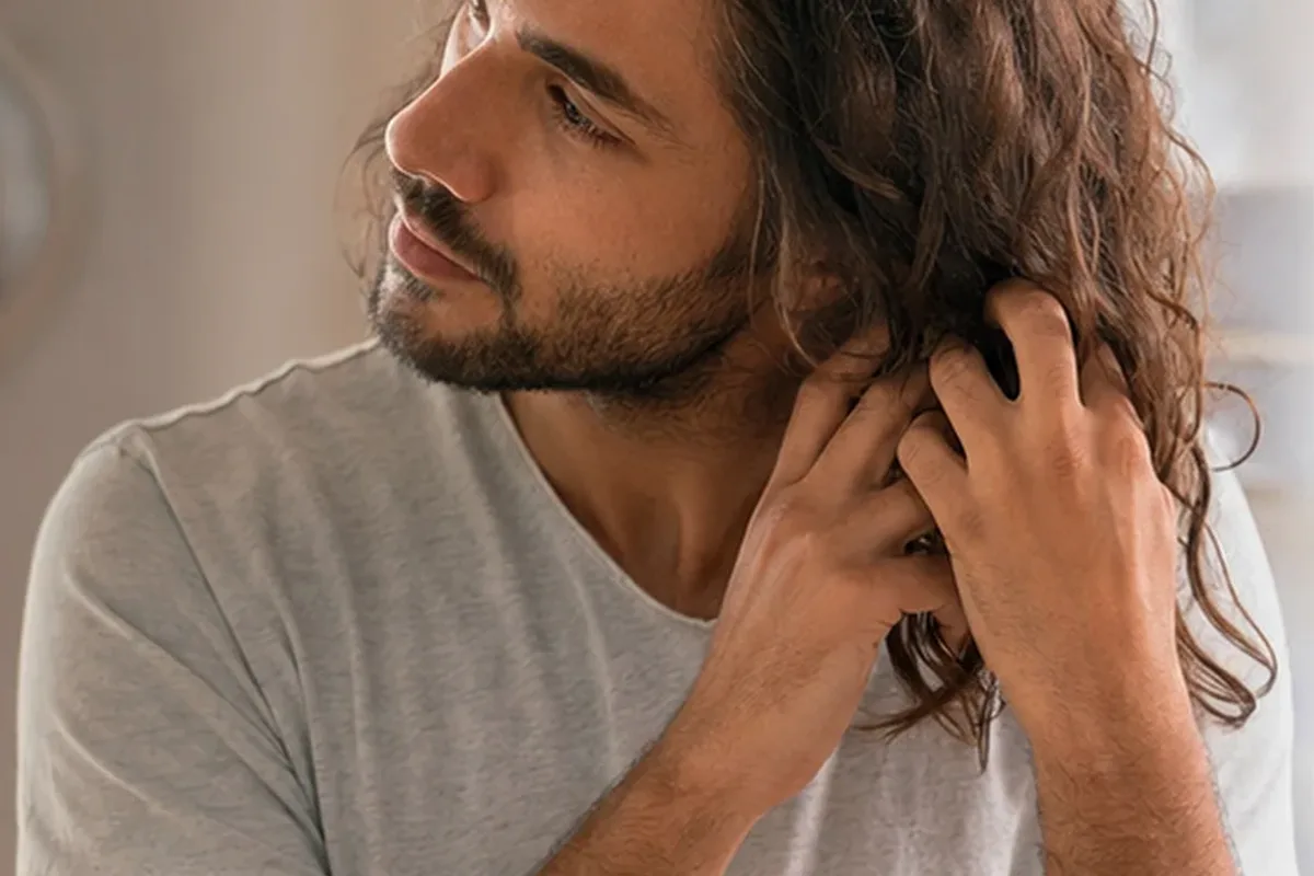 Authentische Beauty-Routine passend zum Thema Silbershampoo für strapaziertes Haar