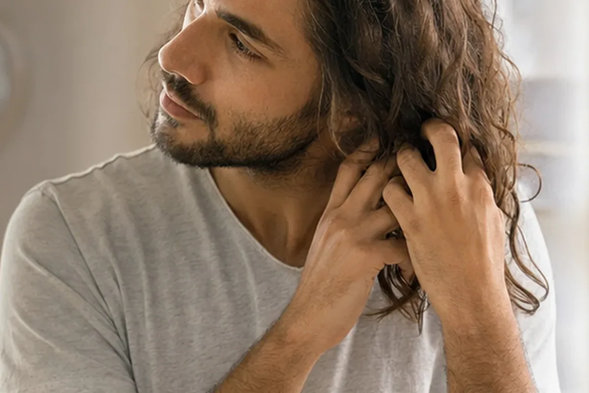 Authentische Beauty-Routine passend zum Thema Tiefenreinigungsshampoo für trockenes Haar