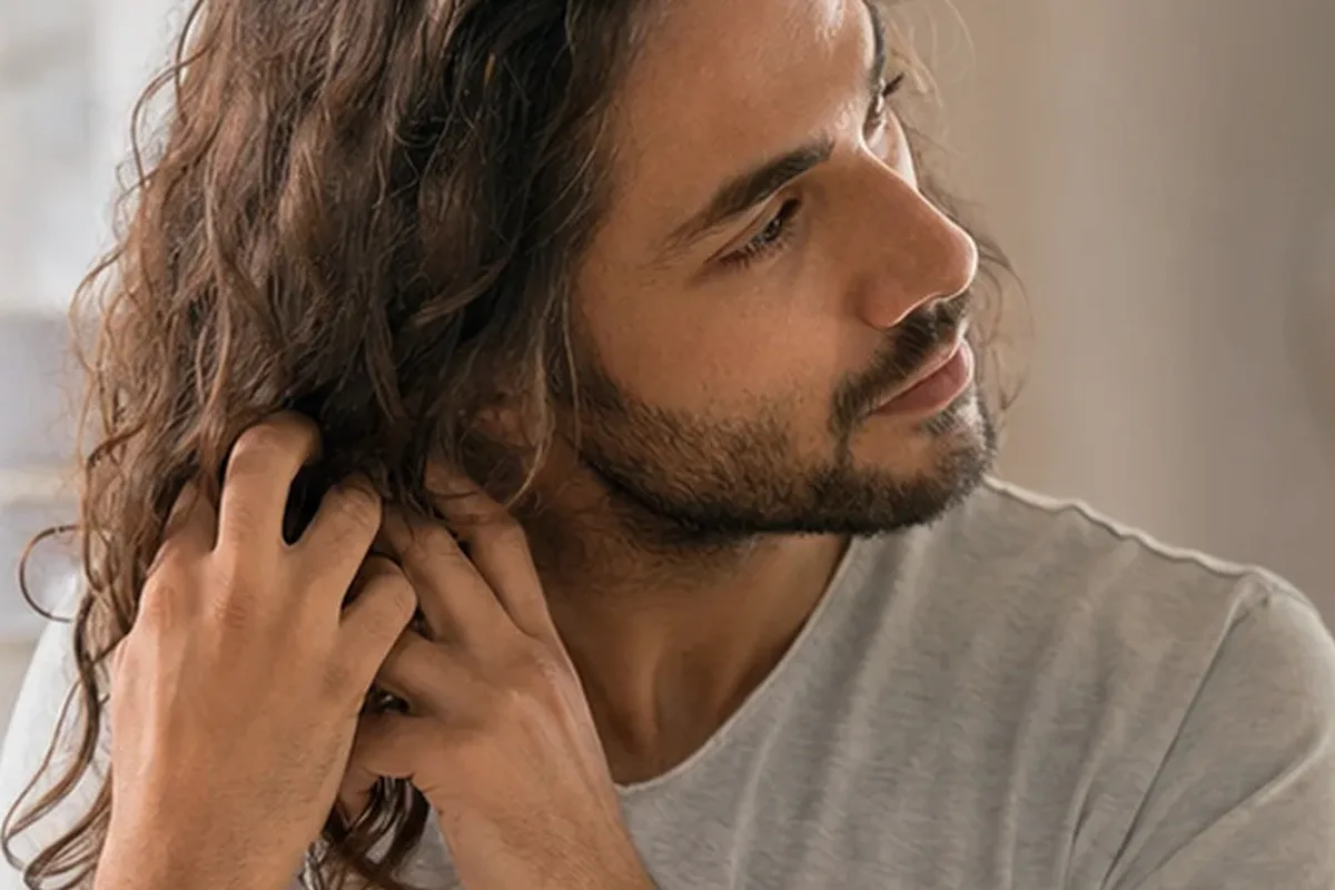 Hochwertige Beauty-Inszenierung zu Auswahlkriterien für Silbershampoo bei Haarbruch