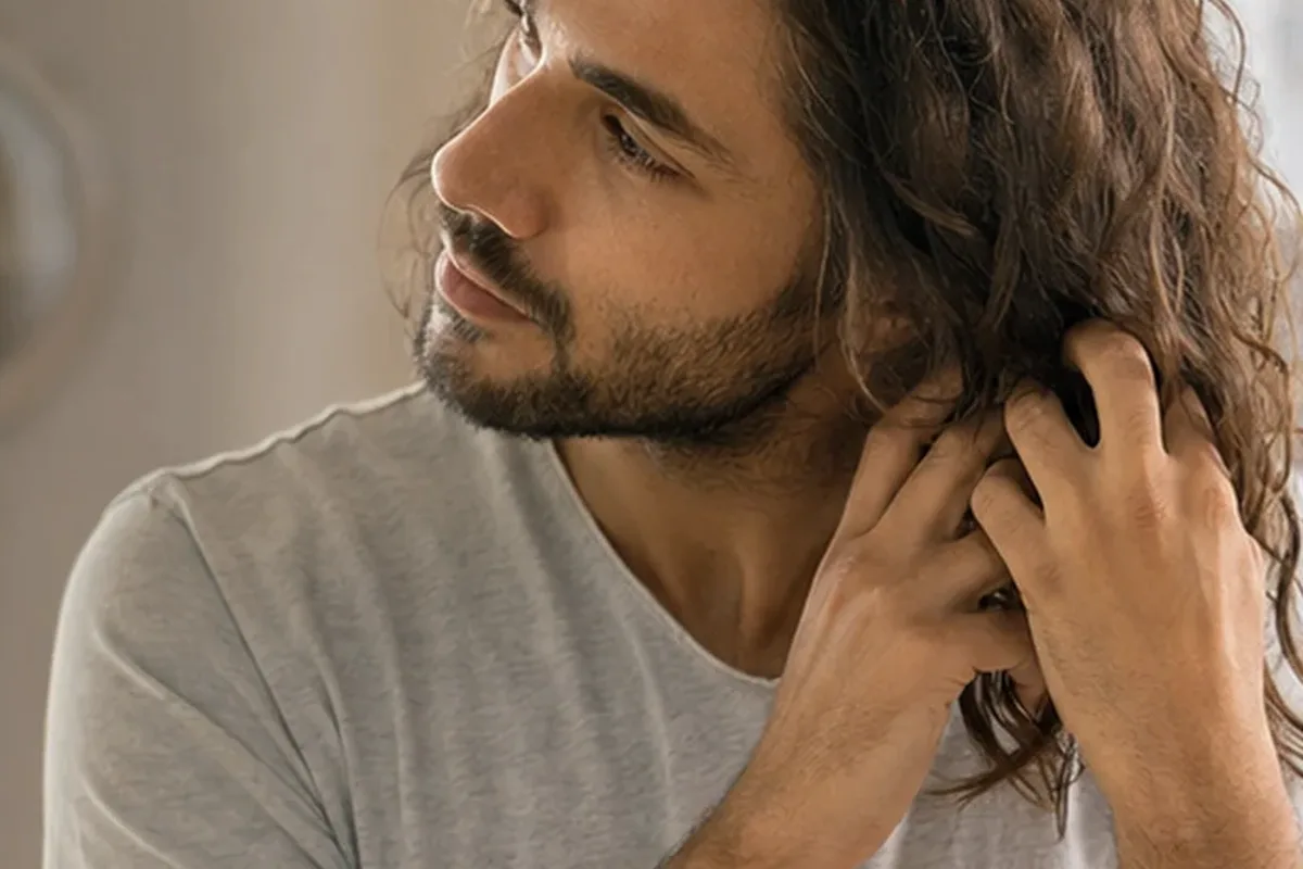 Authentische Beauty-Routine passend zum Thema Kopfhautserum für lockiges Haar