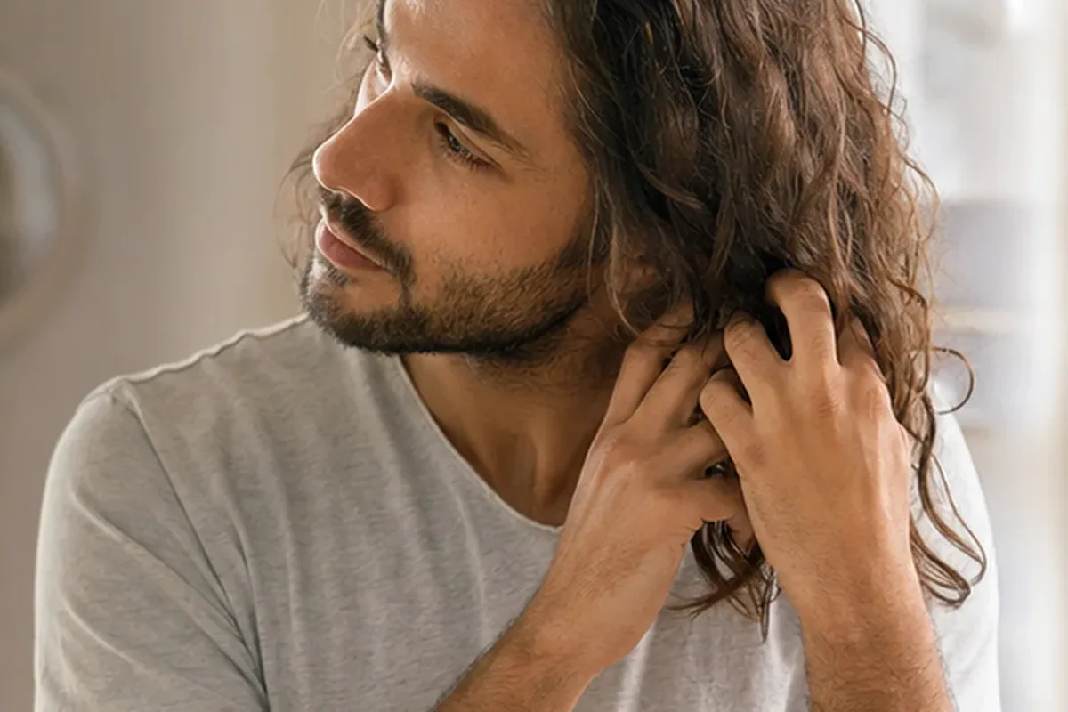 Authentische Beauty-Routine passend zum Thema Mildes Shampoo für strapaziertes Haar
