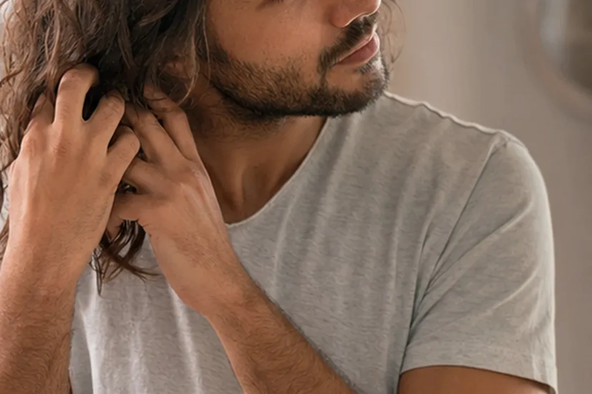 Emotionaler und authentischer Anwendungsmoment rund um Hitzeschutz für lockiges Haar