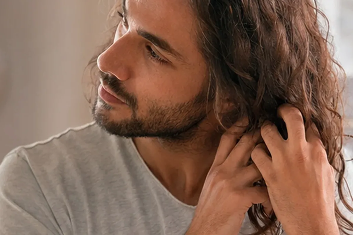 Emotionaler und authentischer Anwendungsmoment rund um Haaröl bei Frizz