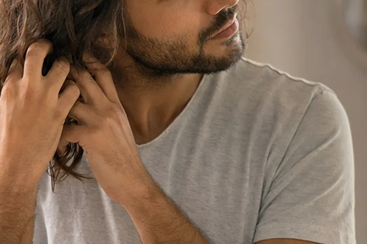 Emotionaler und authentischer Anwendungsmoment rund um Conditioner für empfindliche Kopfhaut