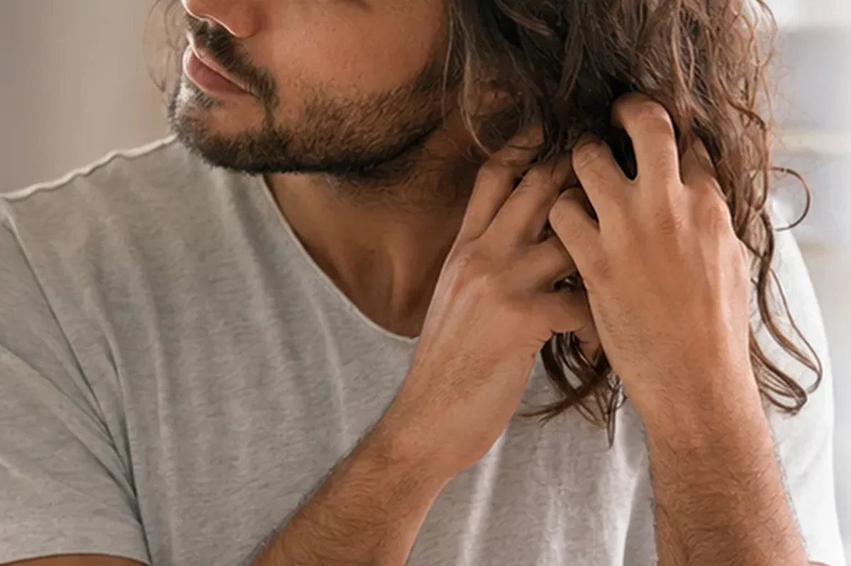 Authentische Beauty-Routine passend zum Thema Trockenshampoo bei fettigem Ansatz