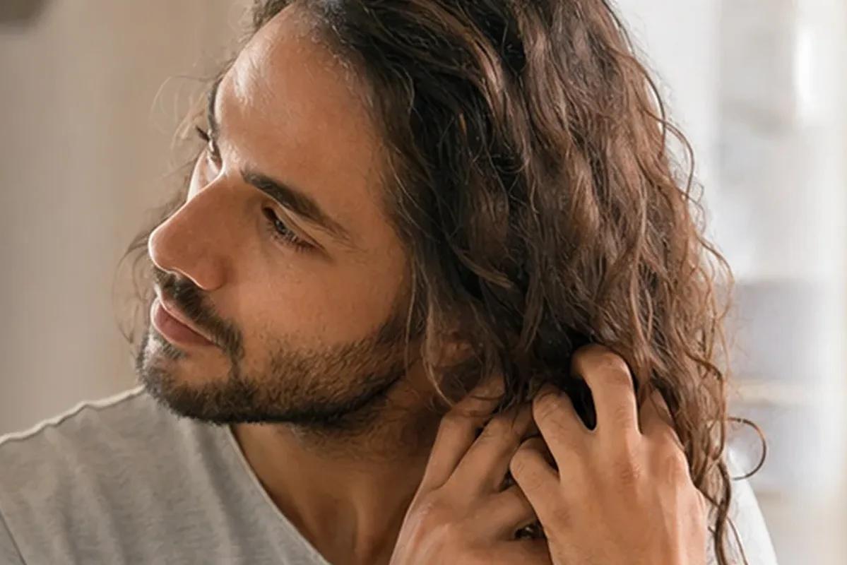 Authentische Beauty-Routine passend zum Thema Haarbürste für empfindliche Kopfhaut