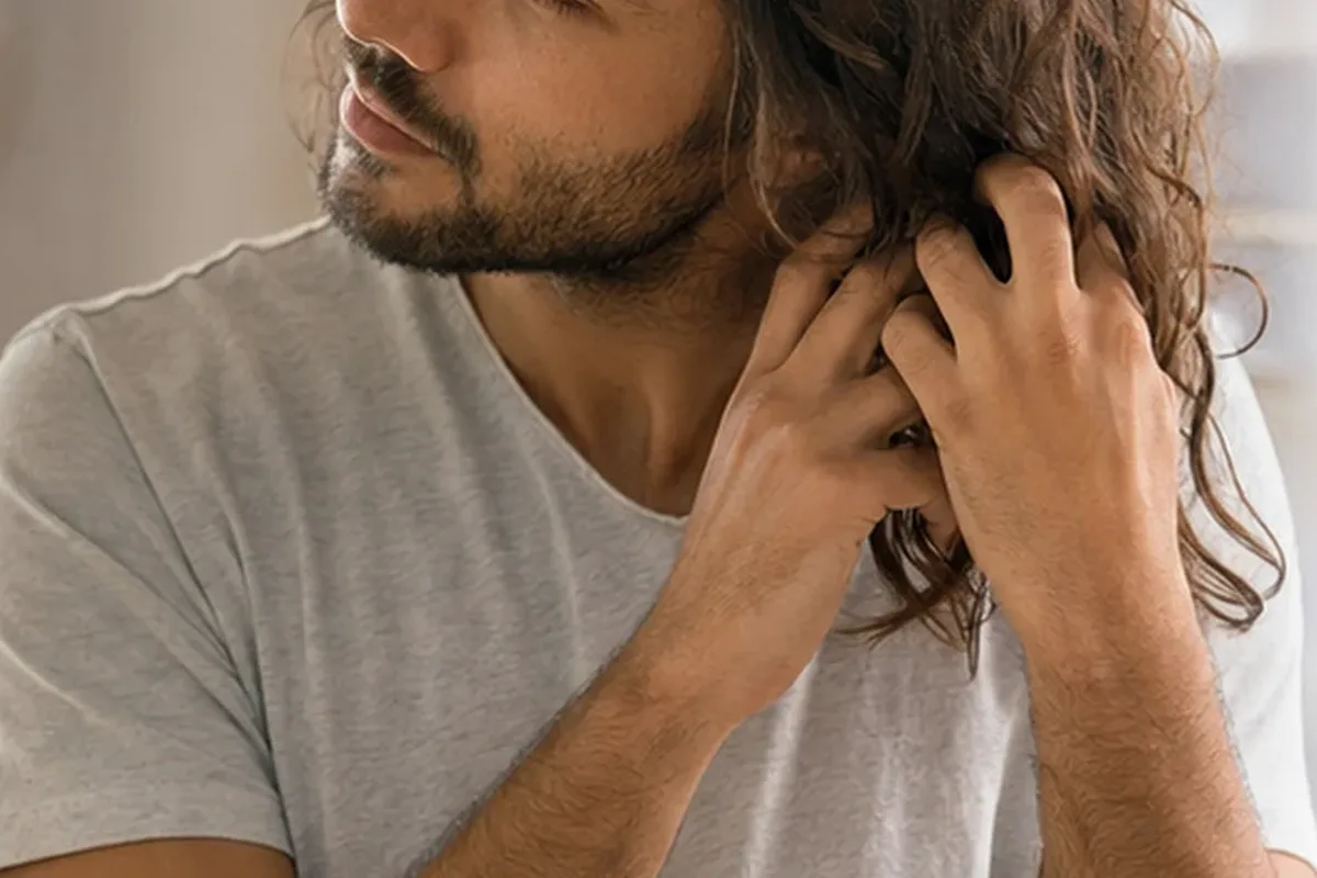 Authentische Beauty-Routine passend zum Thema Silbershampoo für lockiges Haar