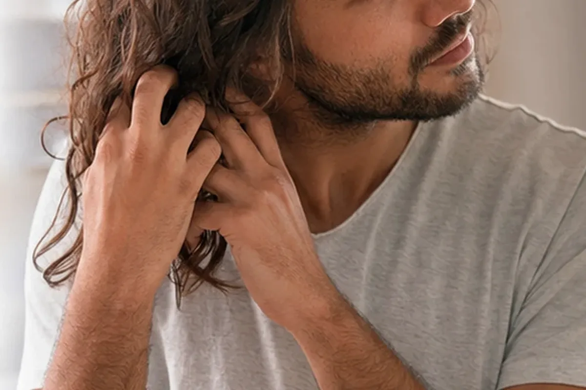 Hochwertige Beauty-Inszenierung zu Auswahlkriterien für Tiefenreinigungsshampoo für feines Haar