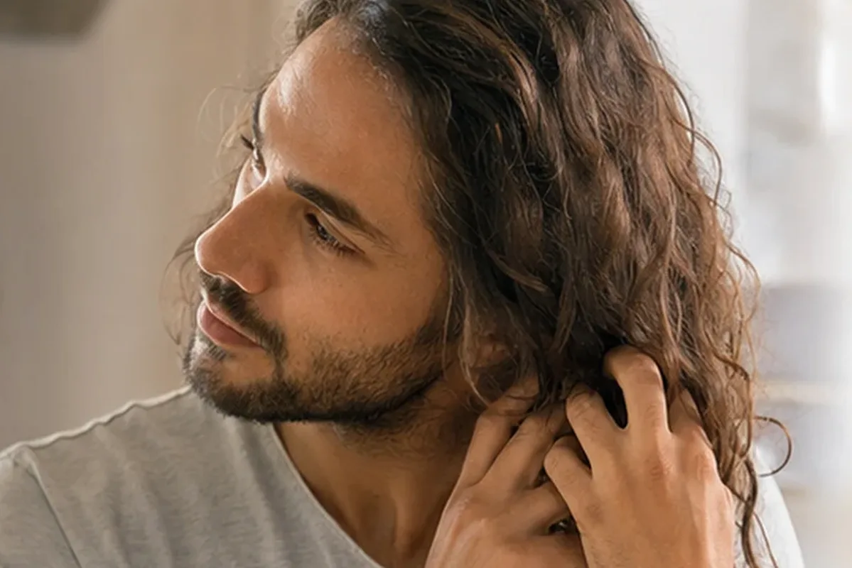 Redaktioneller Beauty-Moment zur Ausgangslage bei Anti-Frizz-Pflege für trockenes Haar