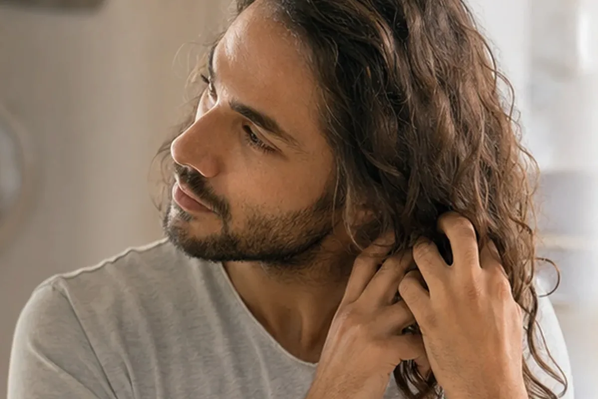 Hochwertige Beauty-Inszenierung zu Auswahlkriterien für Anti-Frizz-Pflege für trockenes Haar