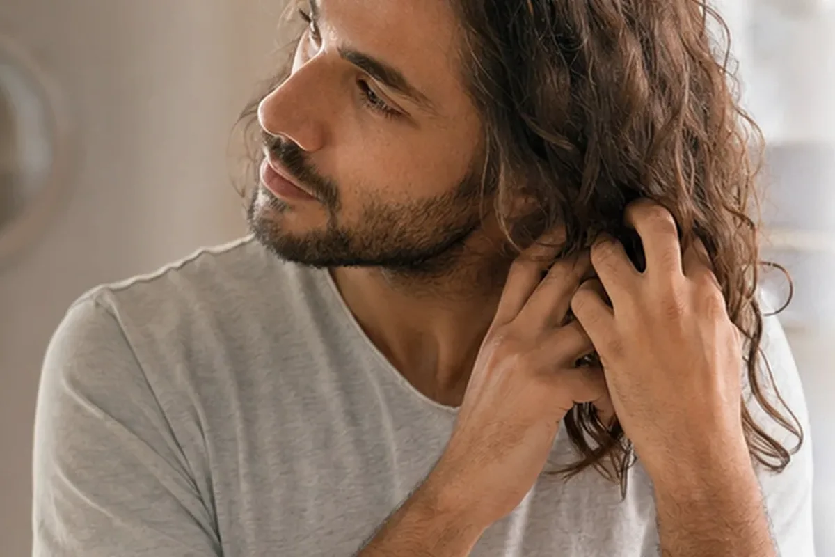 Hochwertige Beauty-Inszenierung zu Auswahlkriterien für Haarbürste bei Frizz