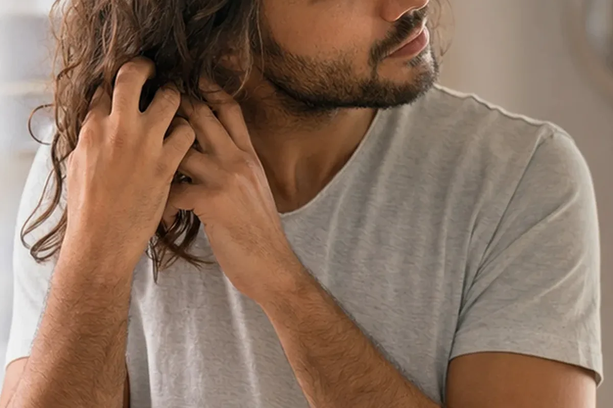 Authentische Beauty-Routine passend zum Thema Haarbürste bei Frizz