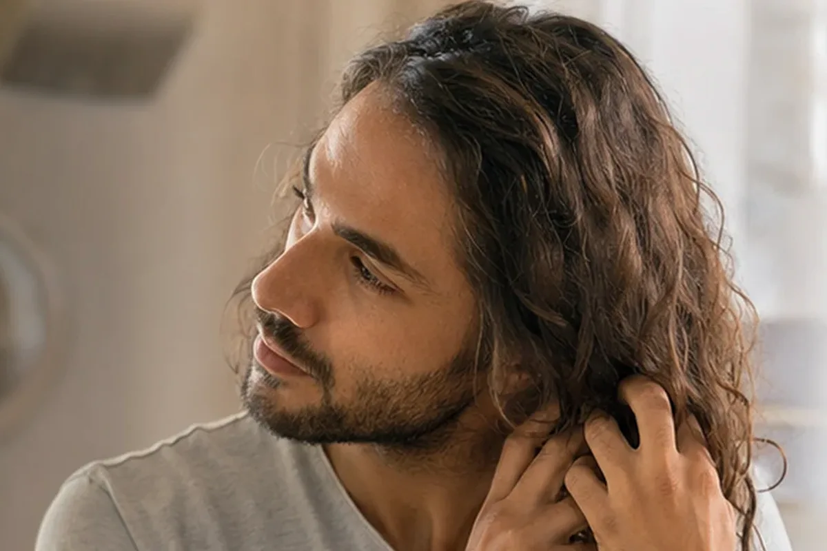Redaktioneller Beauty-Moment zur Ausgangslage bei Volumenspray für lockiges Haar