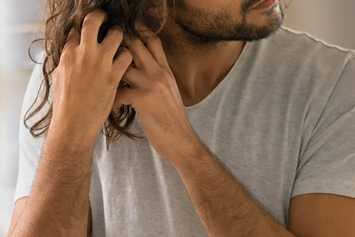 Emotionaler und authentischer Anwendungsmoment rund um Lockengel für lockiges Haar