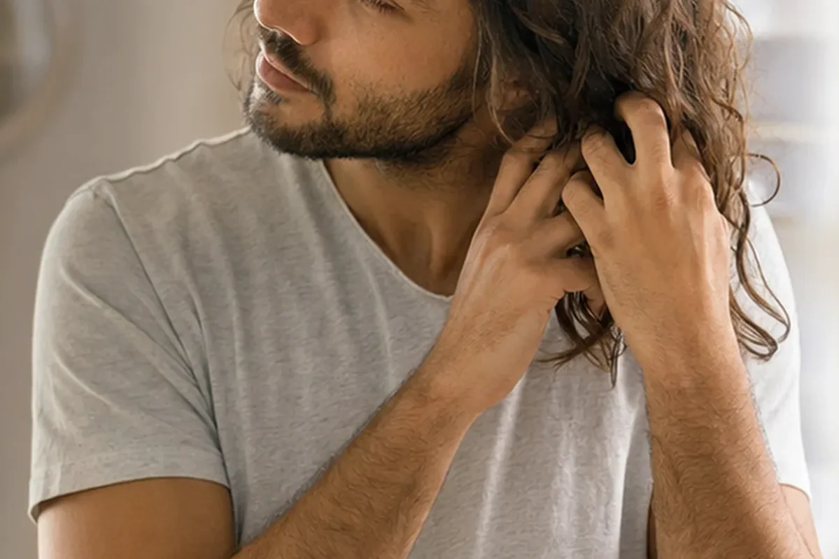 Redaktioneller Beauty-Moment zur Ausgangslage bei Lockencreme bei Frizz