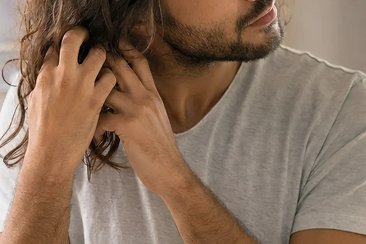 Redaktioneller Beauty-Moment zur Ausgangslage bei Lockencreme für trockenes Haar