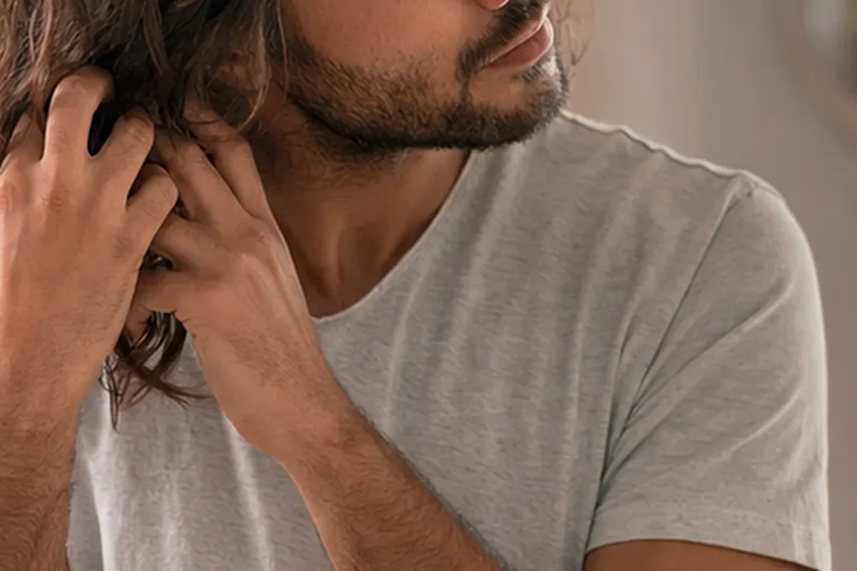 Authentischer Wohlfühlmoment passend zum Beauty-Thema Haartrockner für lockiges Haar