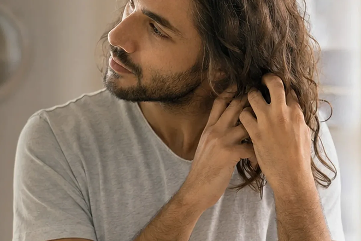 Authentischer Wohlfühlmoment passend zum Beauty-Thema Lockengel für feines Haar
