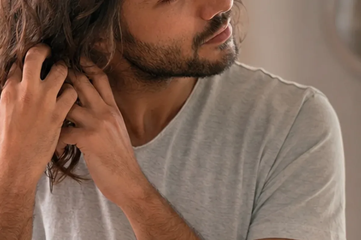 Authentischer Wohlfühlmoment passend zum Beauty-Thema Trockenshampoo bei Haarbruch
