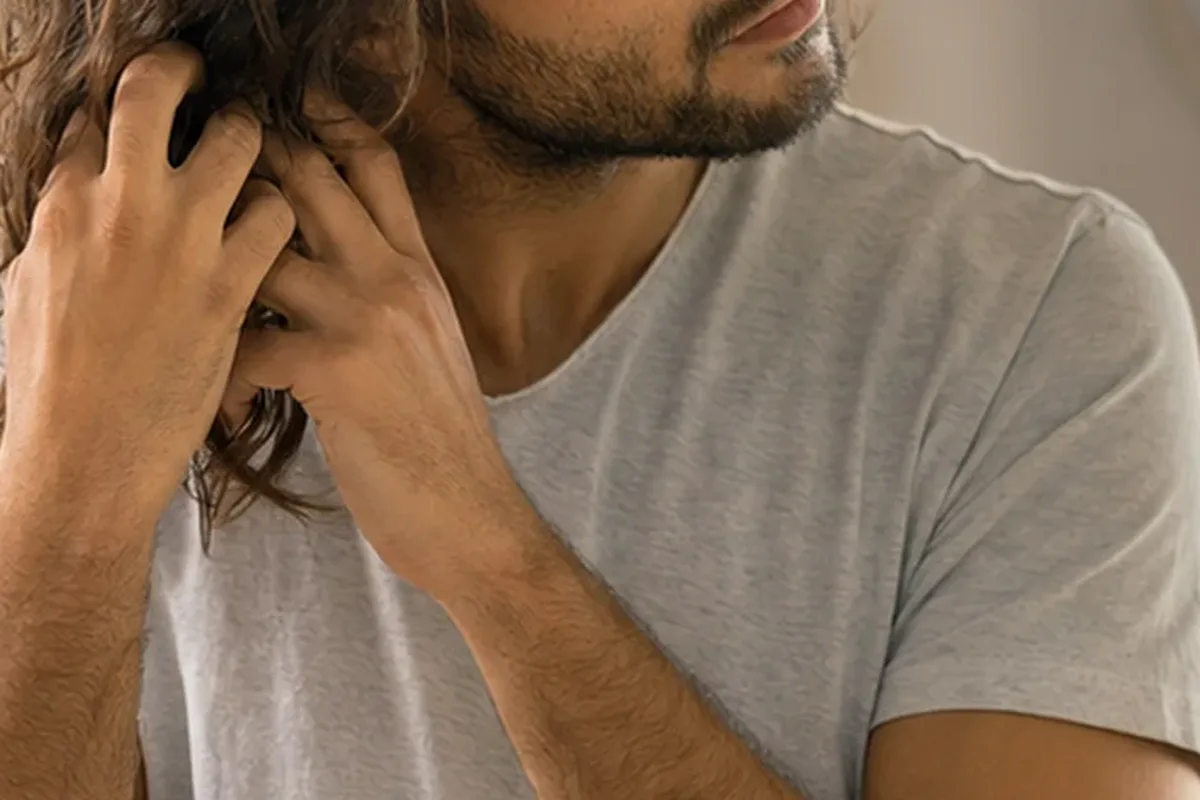 Authentischer Wohlfühlmoment passend zum Beauty-Thema Trockenshampoo für feines Haar