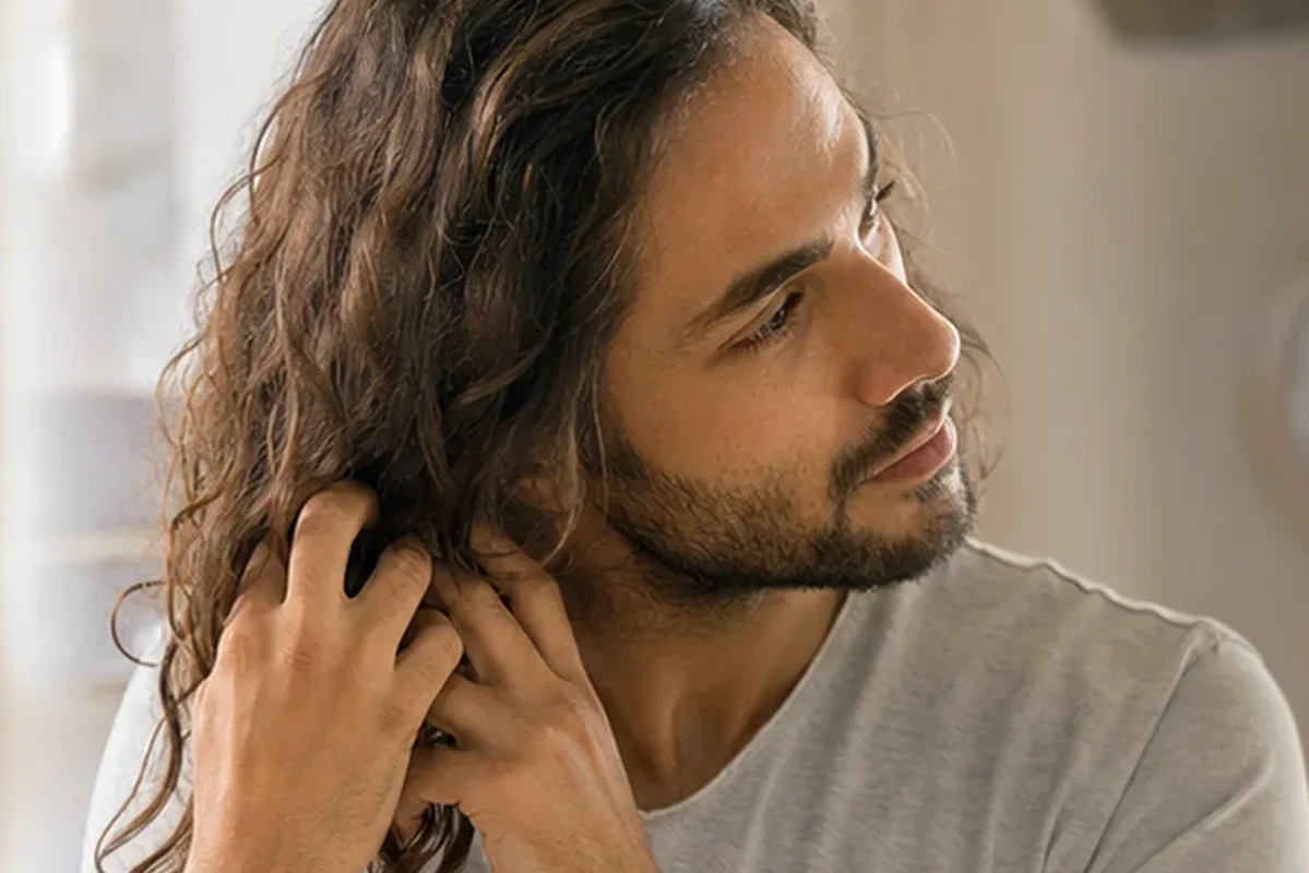 Hochwertige Beauty-Inszenierung zu Auswahlkriterien für Haarmaske bei Haarbruch