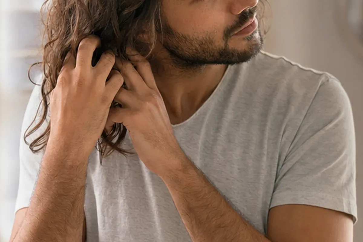 Redaktioneller Beauty-Moment zur Ausgangslage bei Silbershampoo für trockenes Haar