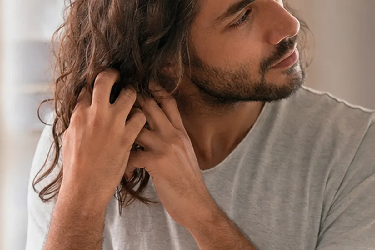 Hochwertige Beauty-Inszenierung zu Auswahlkriterien für Haarmaske bei Frizz