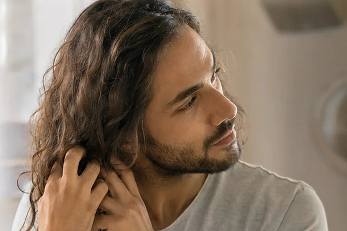 Authentischer Wohlfühlmoment passend zum Beauty-Thema Tiefenreinigungsshampoo bei Haarbruch