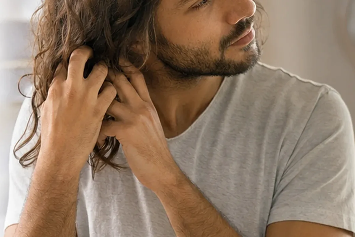 Authentischer Wohlfühlmoment passend zum Beauty-Thema Haartrockner bei Frizz