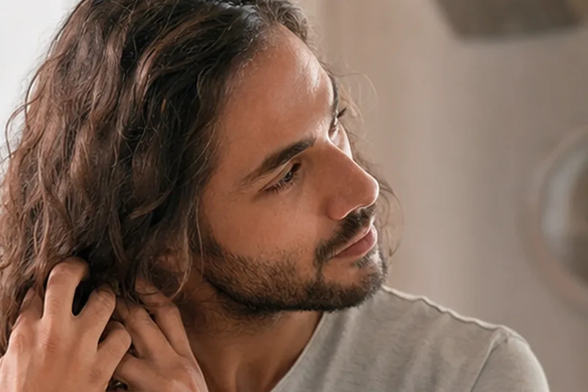 Authentische Beauty-Routine passend zum Thema Anti-Frizz-Pflege bei Frizz