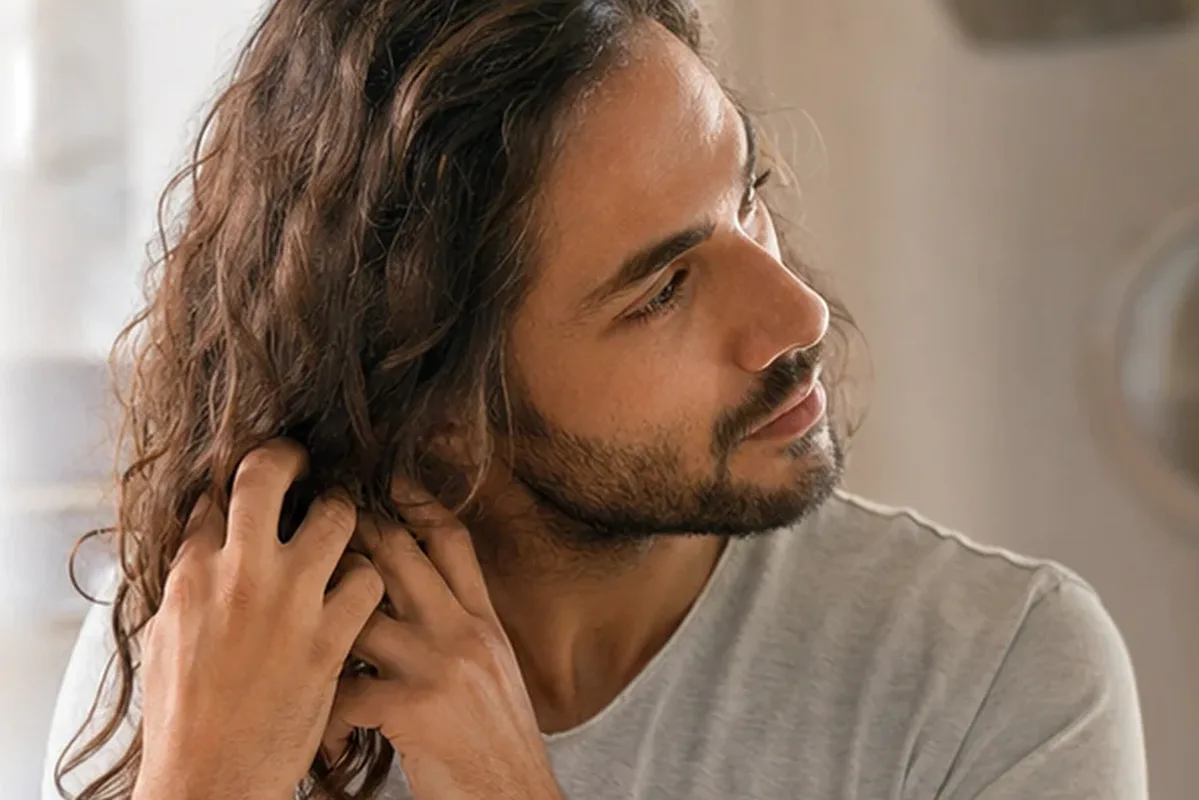 Emotionaler und authentischer Anwendungsmoment rund um Tiefenreinigungsshampoo für empfindliche Kopfhaut