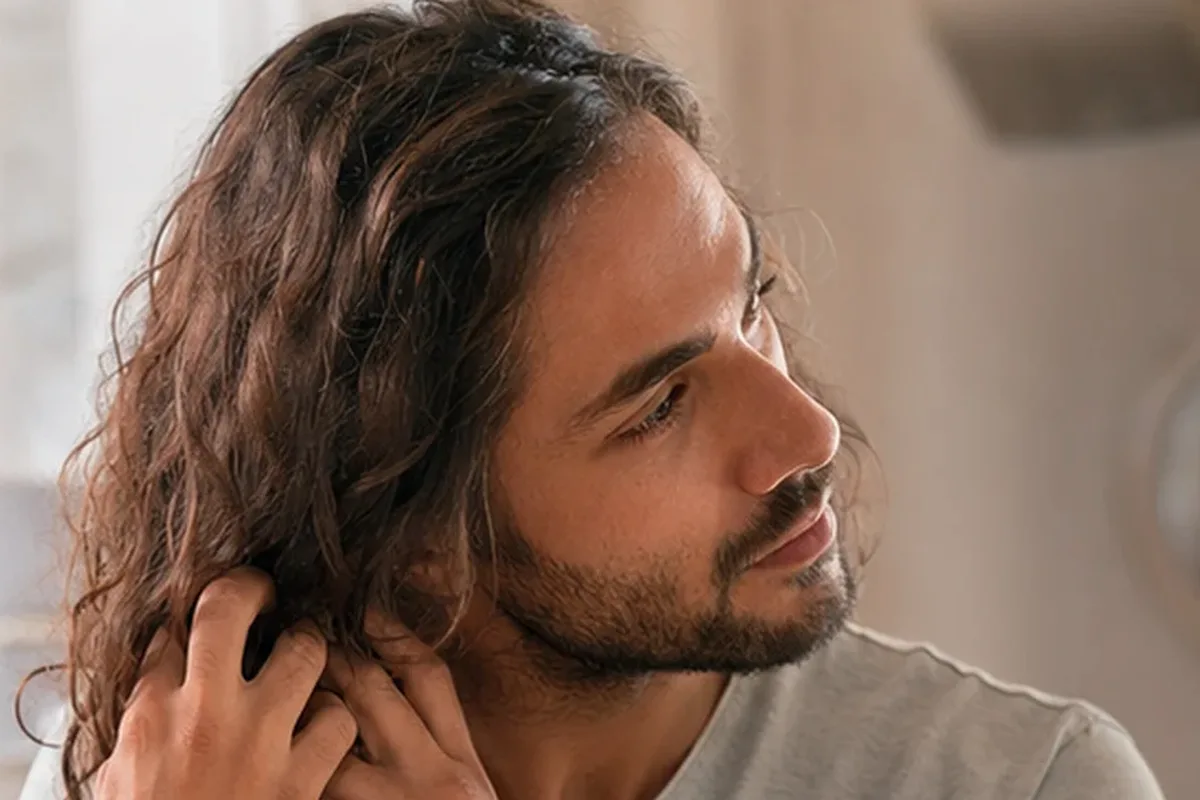 Authentischer Wohlfühlmoment passend zum Beauty-Thema Mildes Shampoo bei Frizz